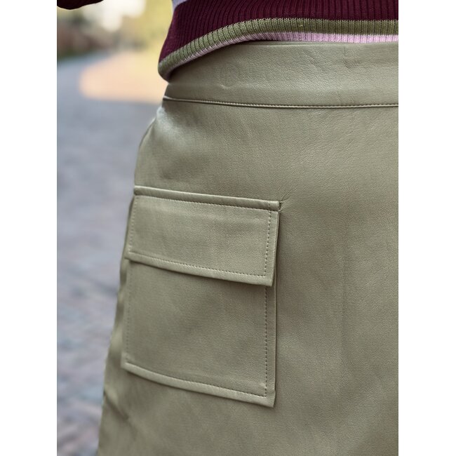Maevy leather look skirt green