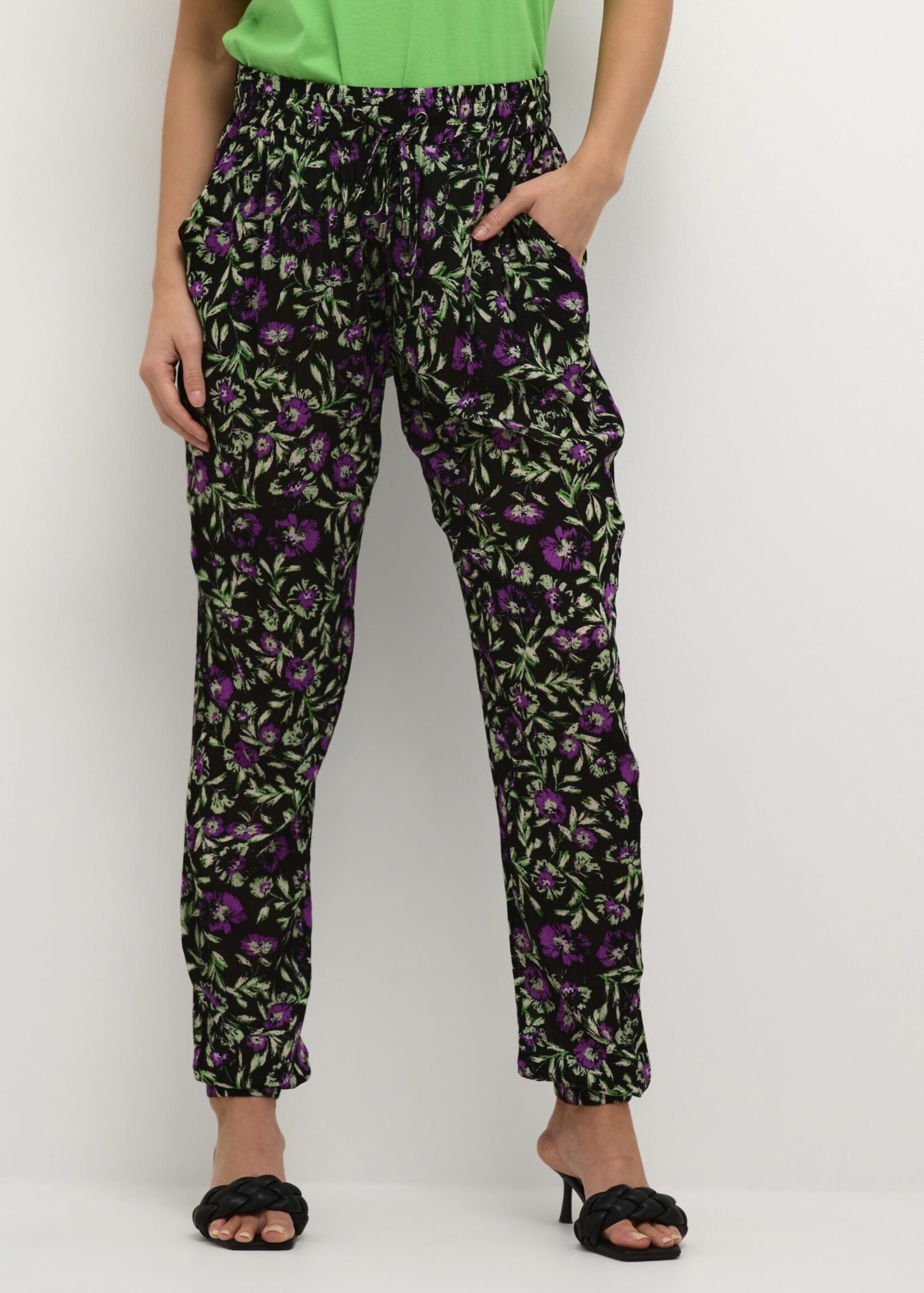 KAFFE Isolde amber pants - Black, green & purple flower