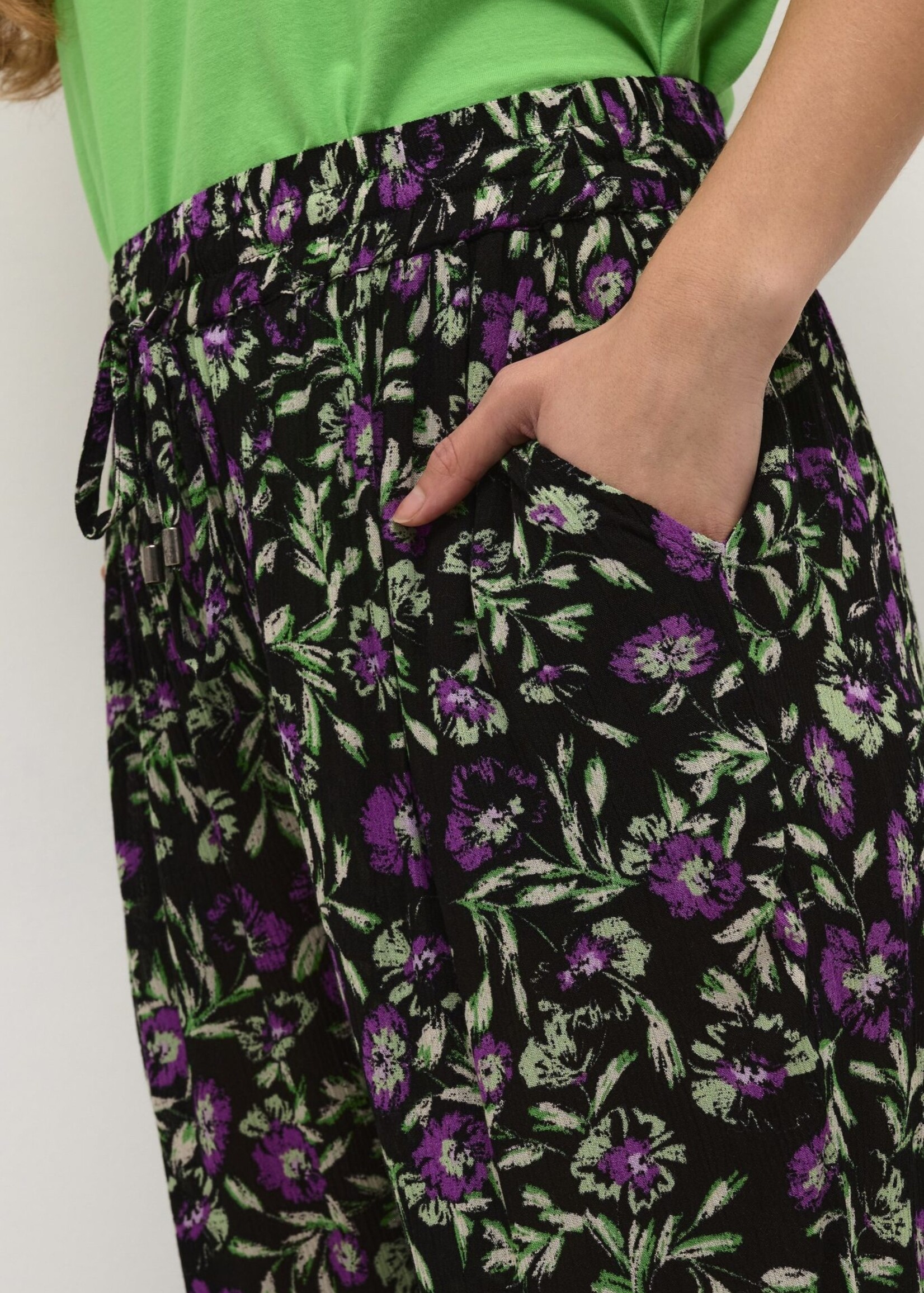 KAFFE Isolde amber pants - Black, green & purple flower