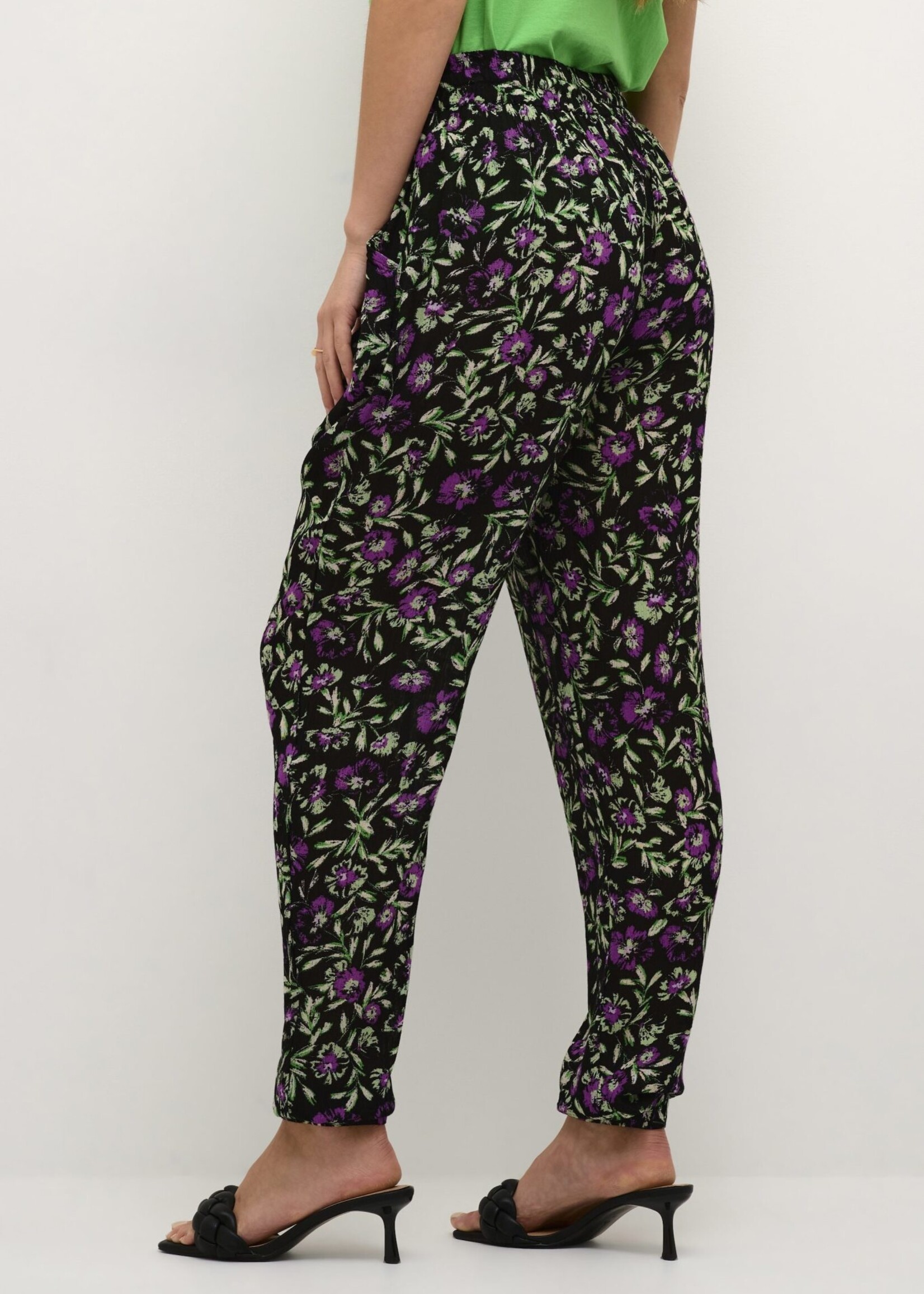 KAFFE Isolde amber pants - Black, green & purple flower