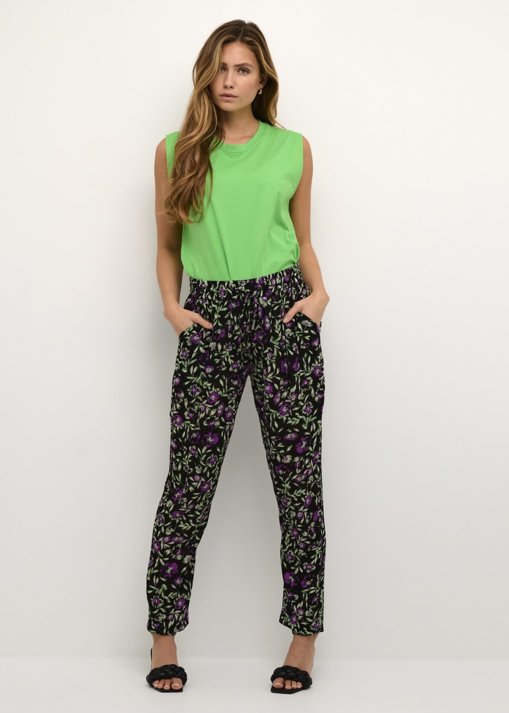 KAFFE Isolde amber pants - Black, green & purple flower