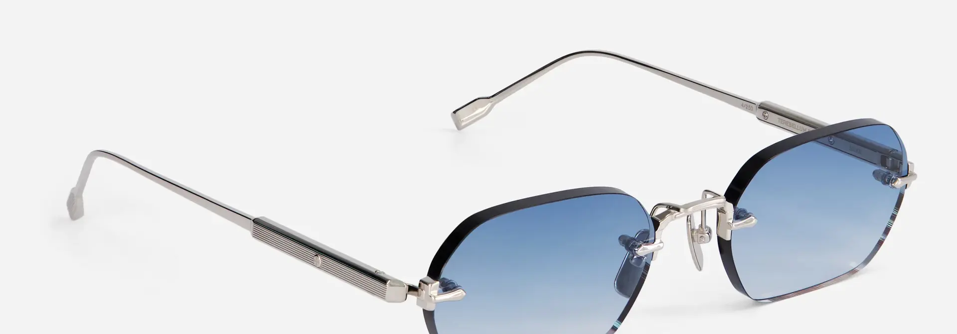 Sato Terebellum IV, S1001 platinum coating / W/ Gradient blue lens (48/21 - 145)