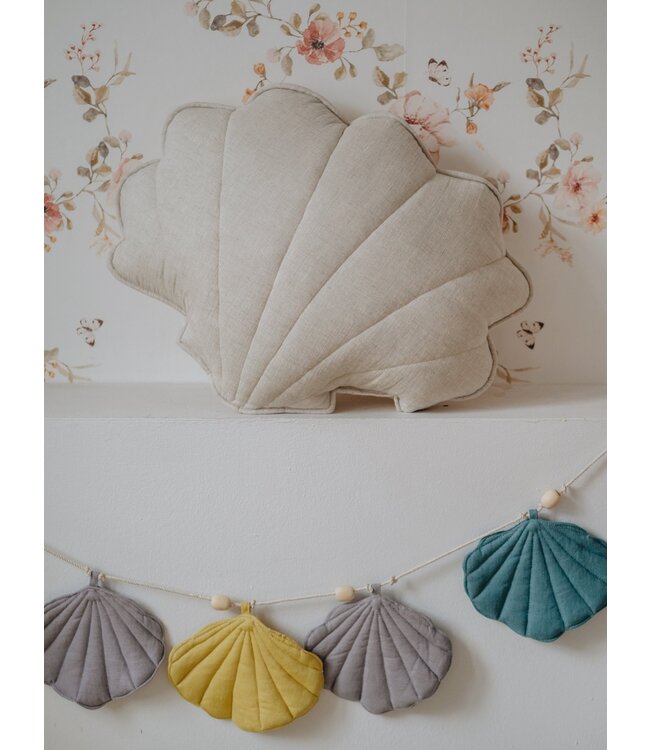 Sierkussen schelp in zand, linnen