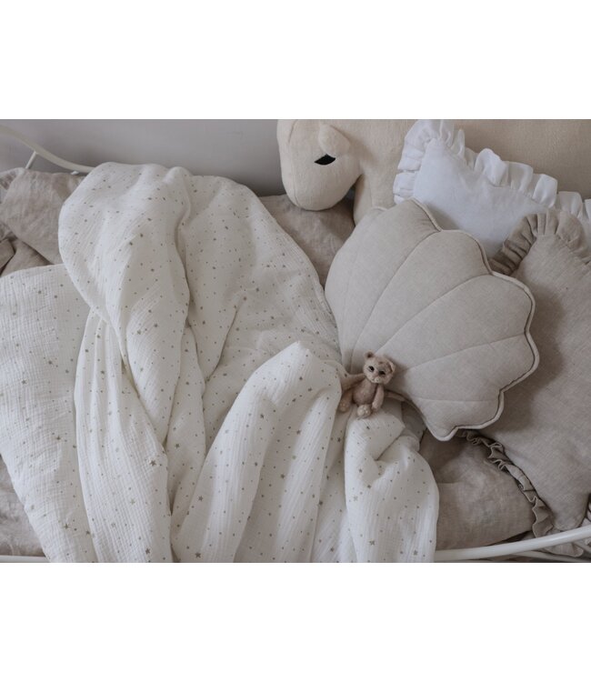 Sierkussen schelp in zand, linnen