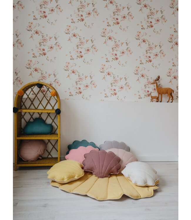 Sierkussen schelp in zand, linnen