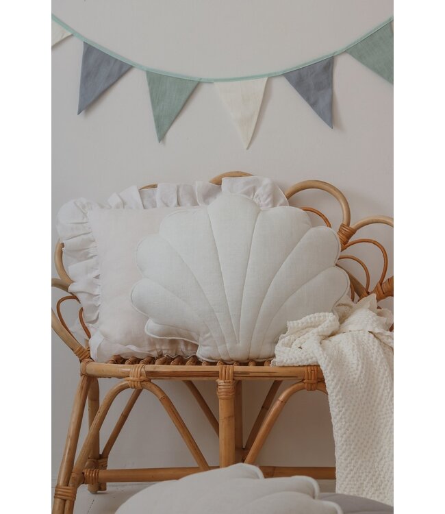 Sierkussen schelp in wit, linnen