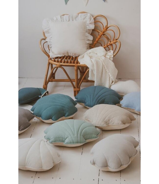 Sierkussen schelp in wit, linnen