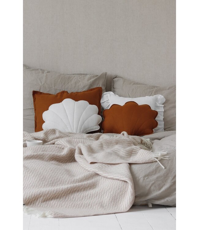 Sierkussen schelp in wit, linnen