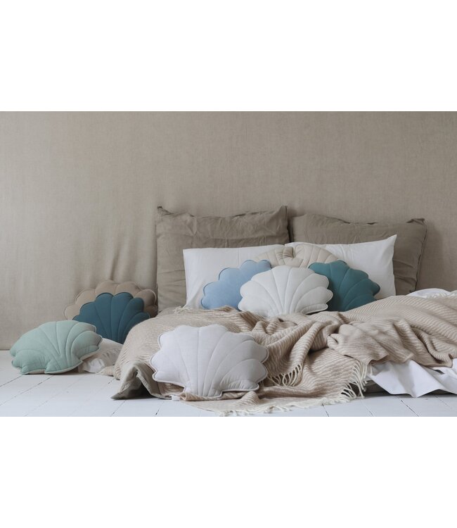 Sierkussen schelp in wit, linnen