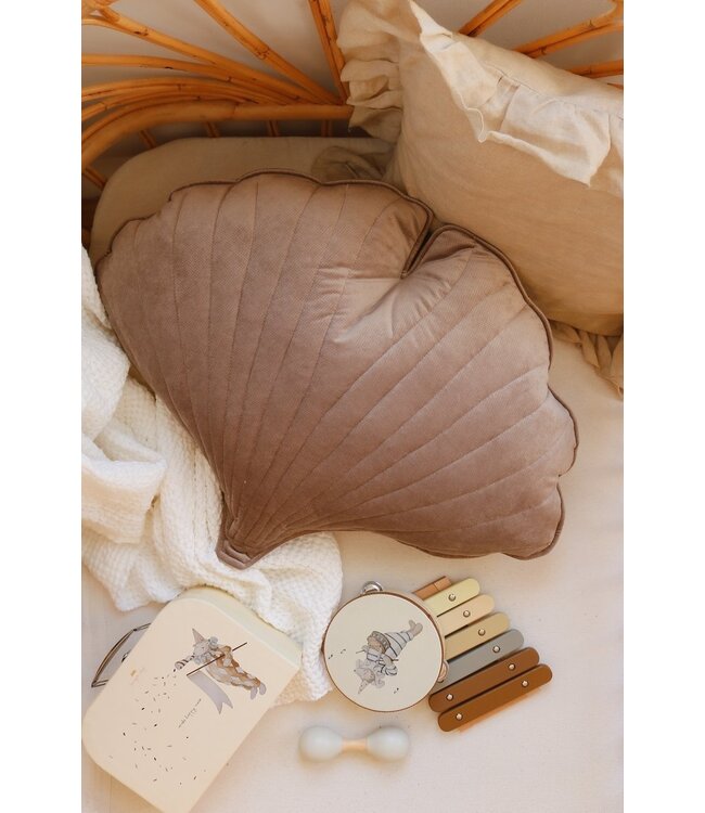 Sierkussen ginkgo-blad in donkerbeige, fluweel