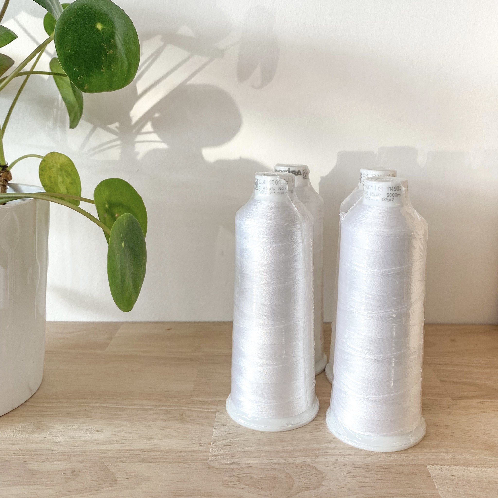 Steekmarkeerders voor haken en breien – set genummerd 0 t/m 9 – goudkleur met lichtblauw emaille en gouden cijfers – inclusief telketting | Gereedschap en materialen