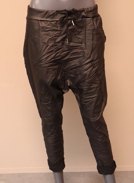 Xuna Broek laagkruis leatherlook zwart