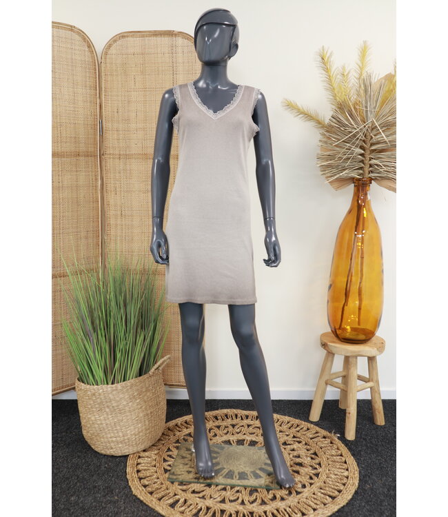 Tricot onderjurk "V-hals en kant" bruin