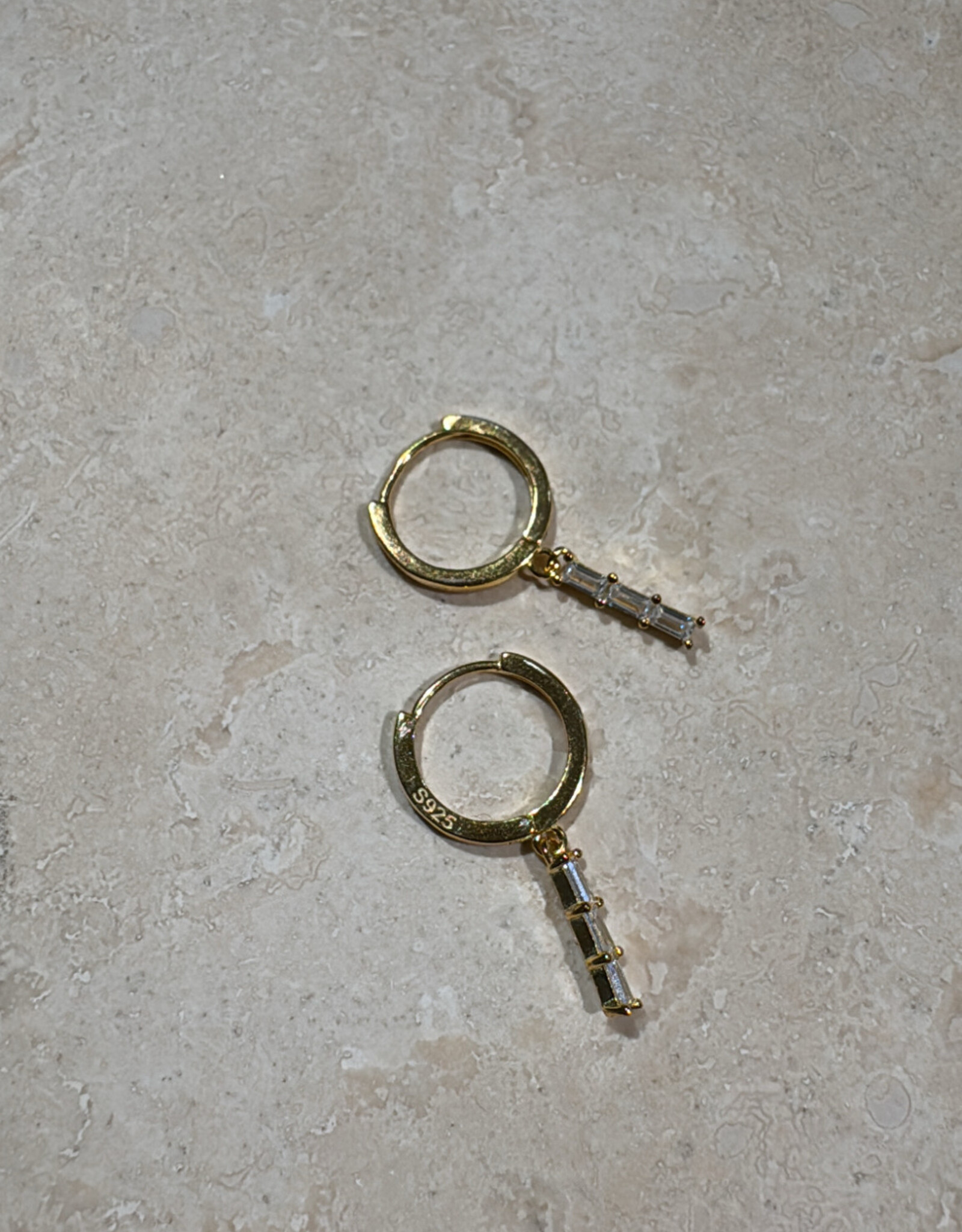 Amber Ring Bar Stones Earring per stuk