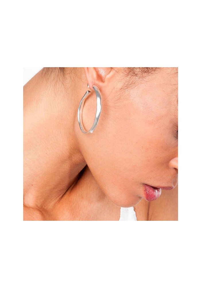 Uno de 50 "Ohmmm" Silver Hoop Earring