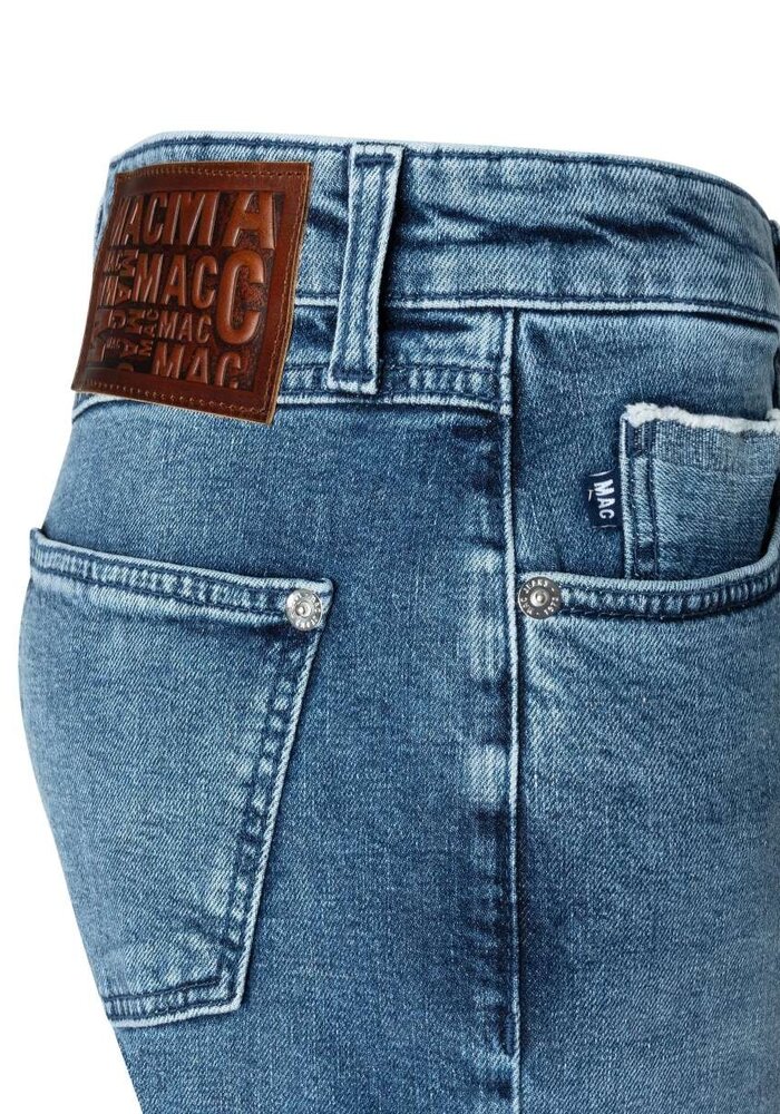 MAC 5818 Straight Leg Diamond Button Jeans