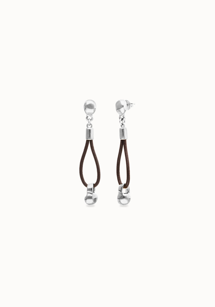 Uno de 50 Drop Leather Earrings With Sphere Detail PEN1062MARMTL