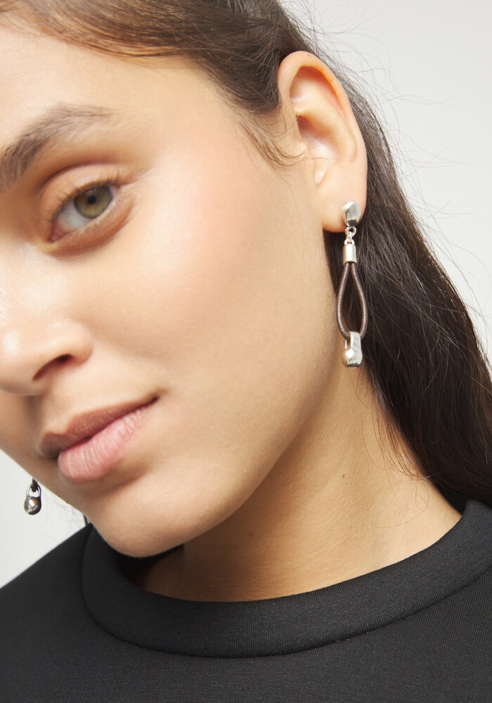 Uno de 50 Drop Leather Earrings With Sphere Detail PEN1062MARMTL