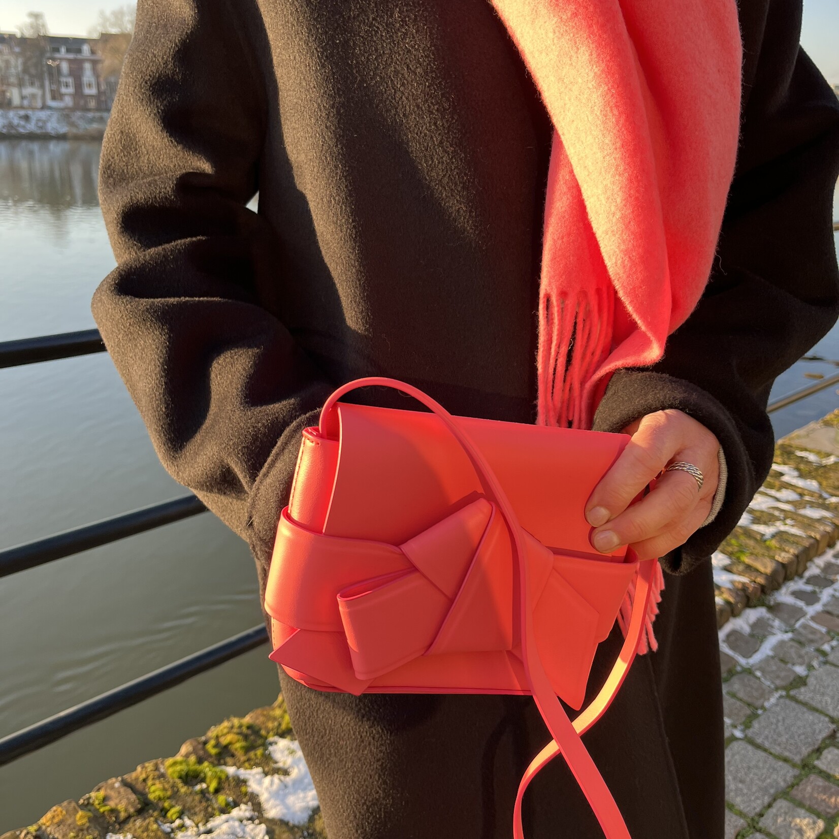 ACNE STUDIOS Musubi mini crossbody - Electric pink