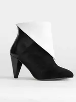 Signed by you lise black-white