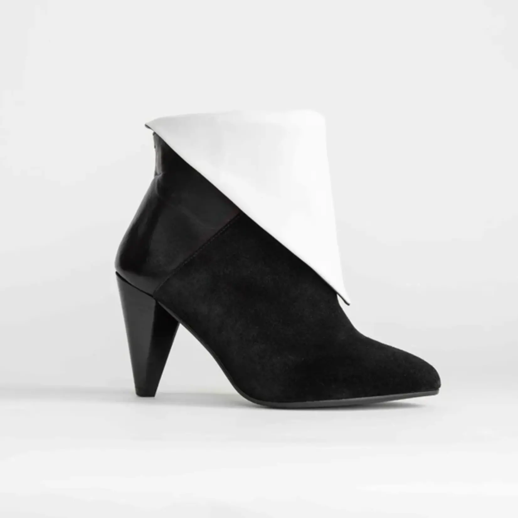 signed by you Signed by you lise black-white