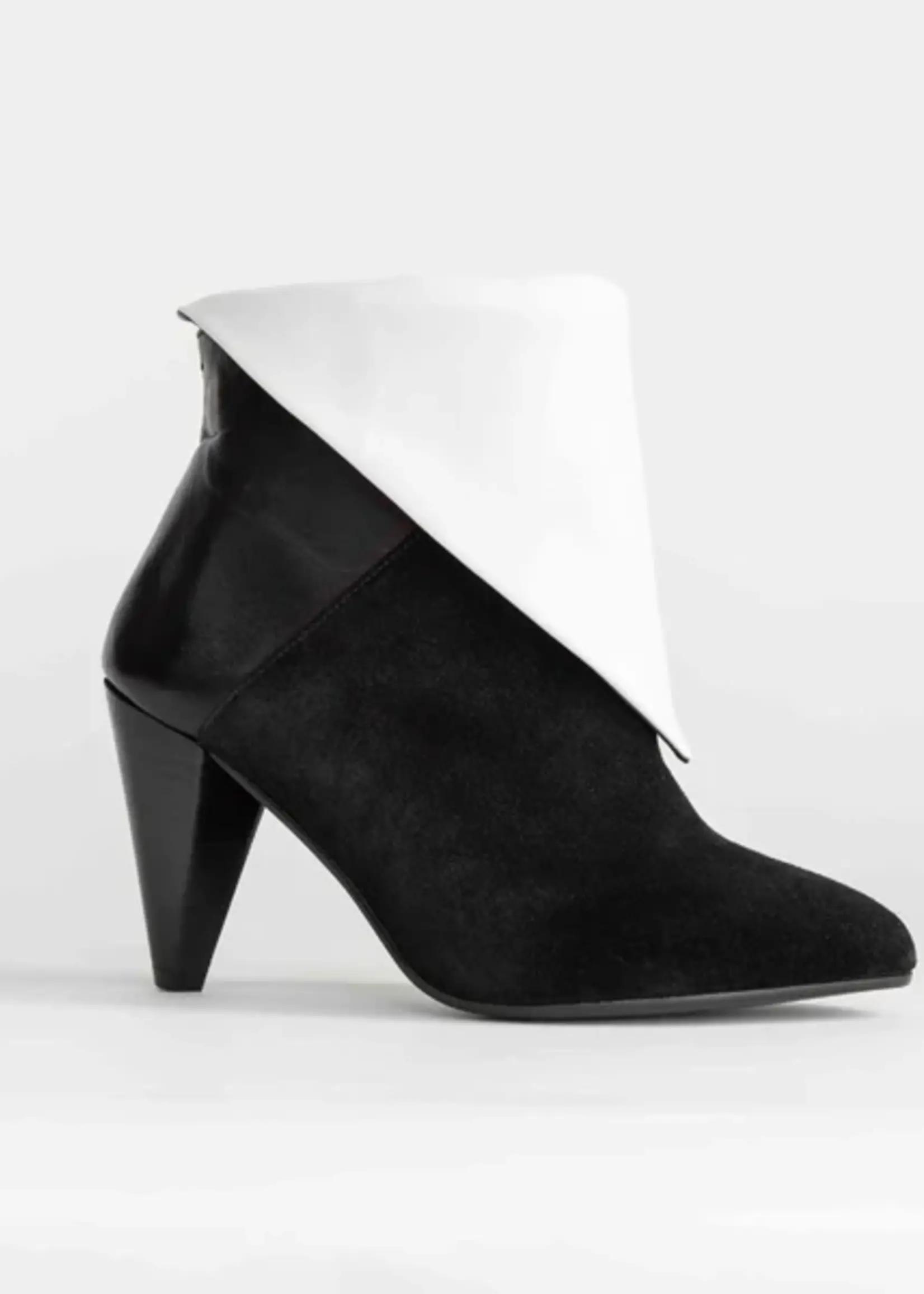 Signed by you lise black-white