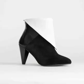 Signed by you lise black-white