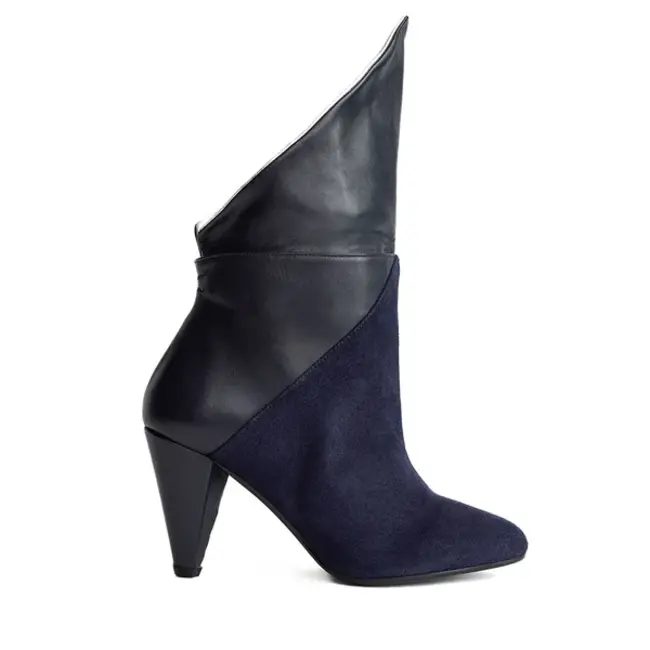 Signed by you lise black-white