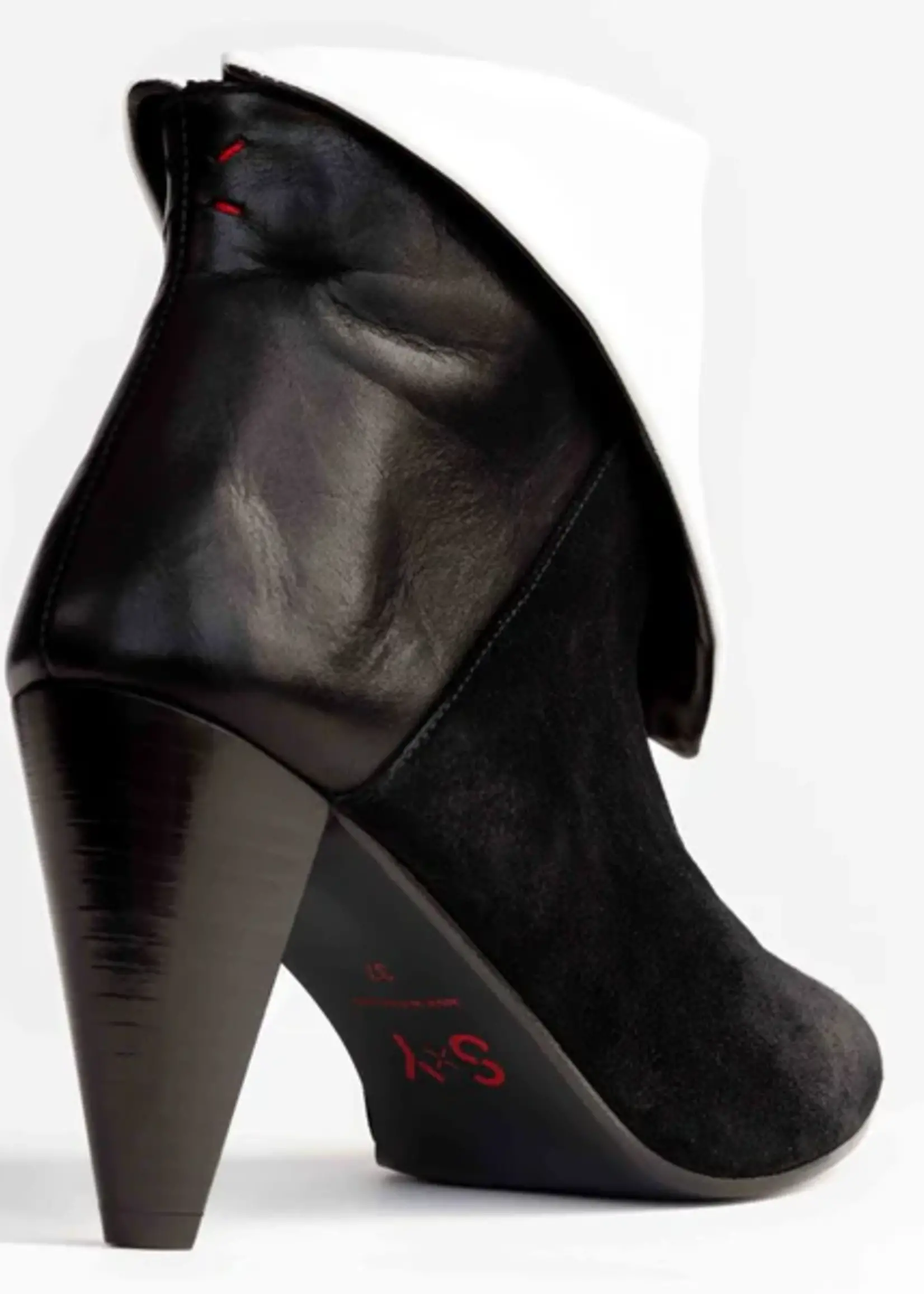 Signed by you lise black-white