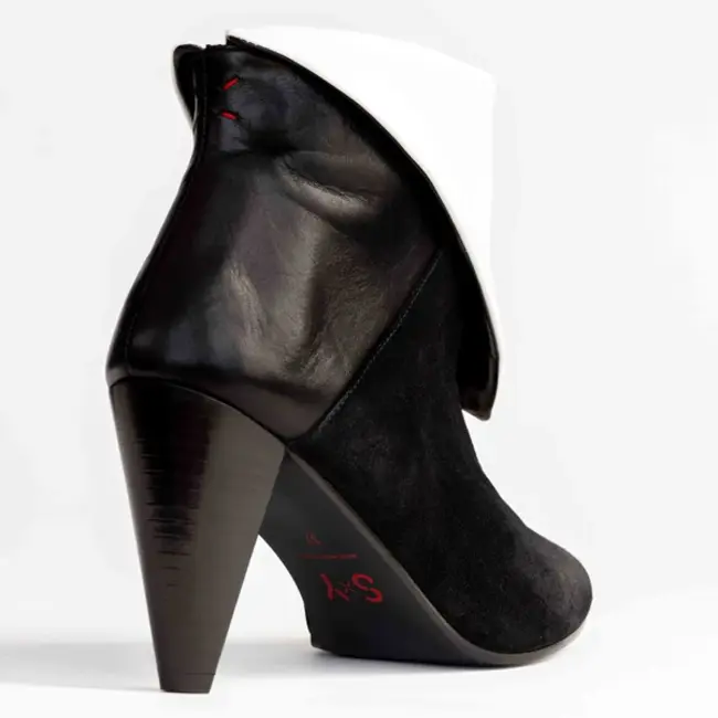 Signed by you lise black-white