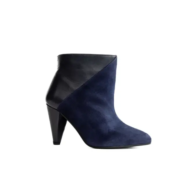 Signed by you lise black-white