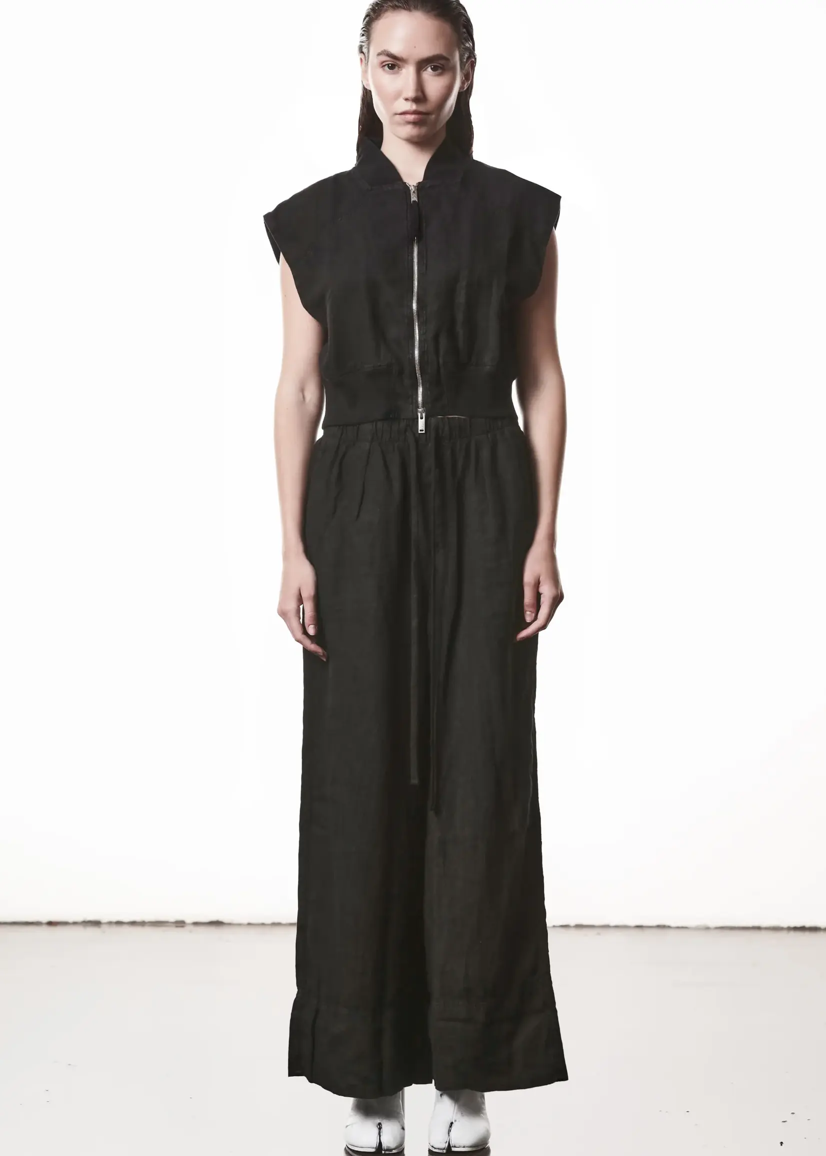 THOM KROM Thom Krom W J  219 croped sleeveles linnen jacket.Black