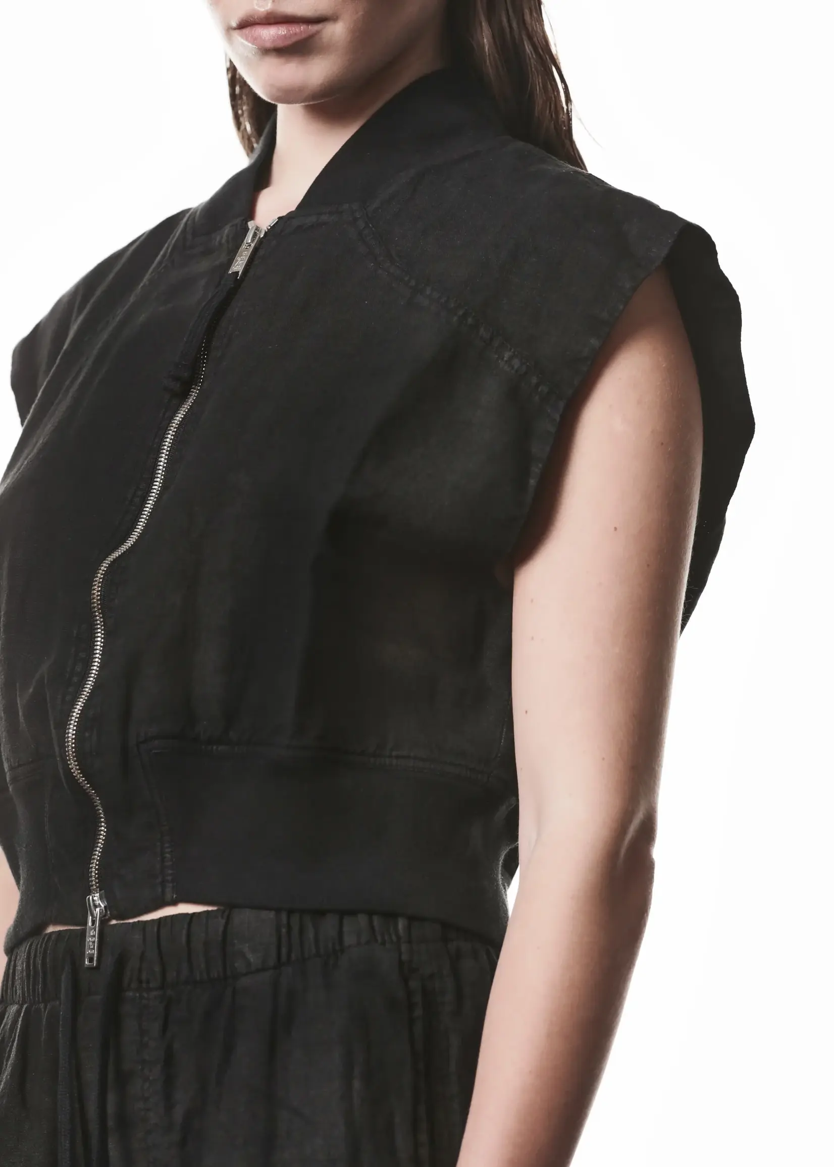 THOM KROM Thom Krom W J  219 croped sleeveles linnen jacket.Black