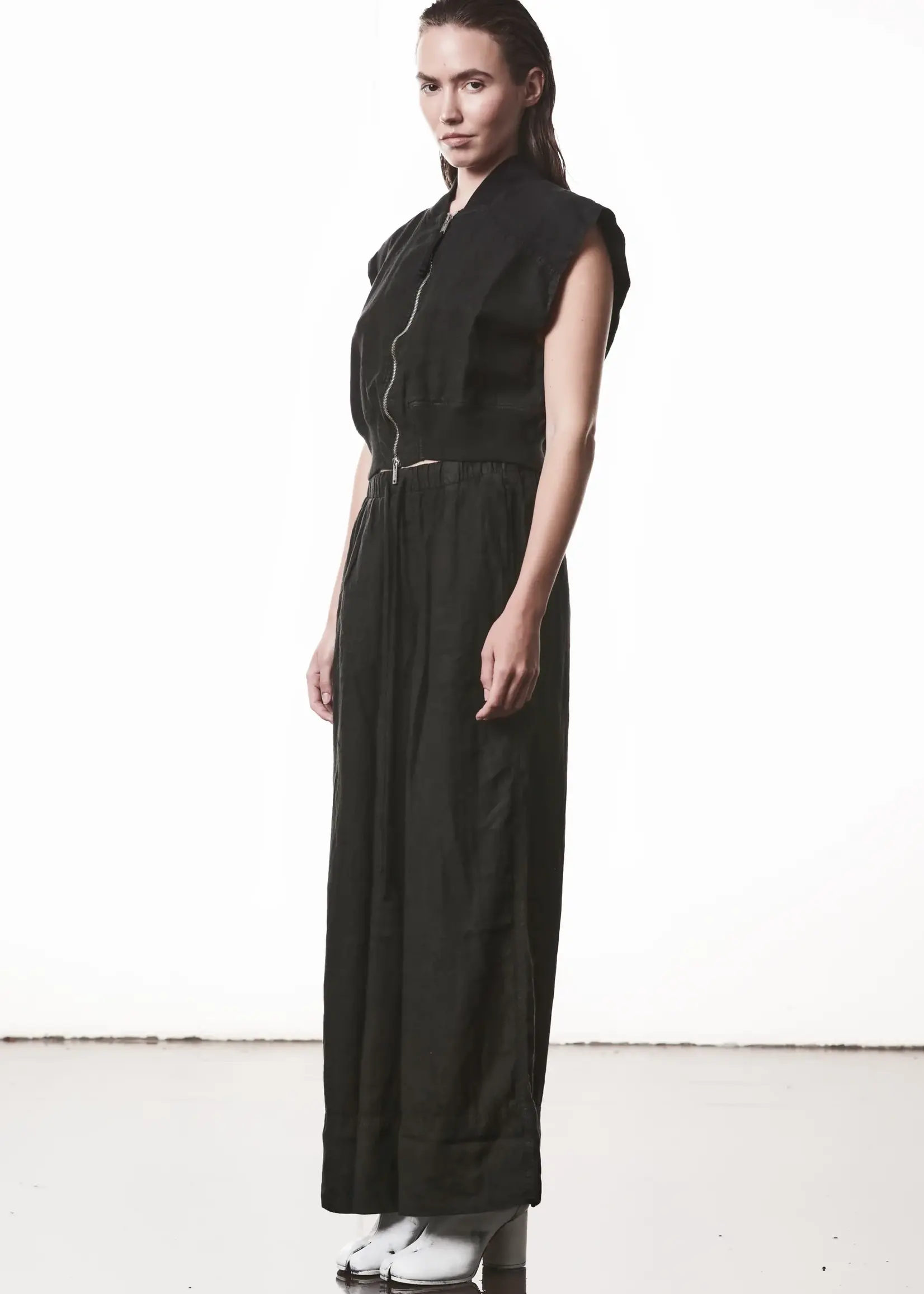 THOM KROM Thom Krom W J  219 croped sleeveles linnen jacket.Black