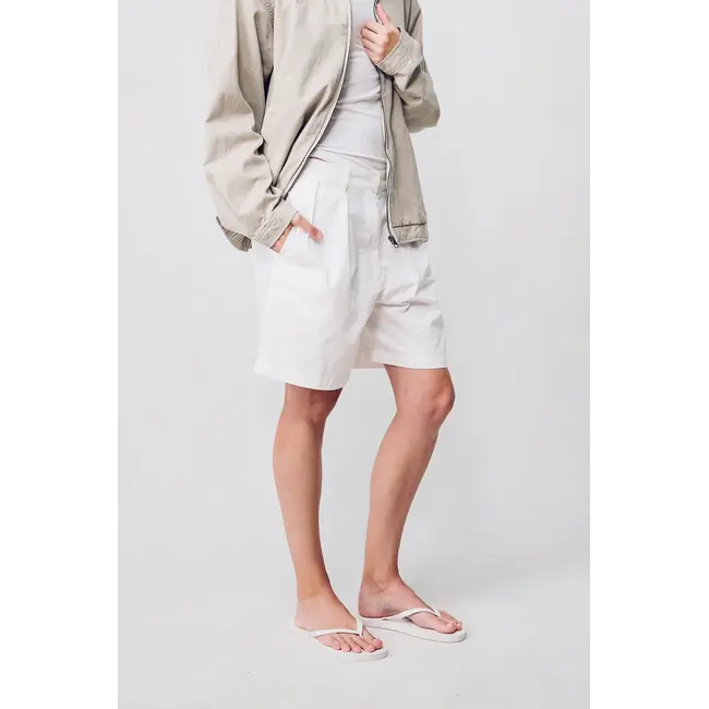 Double Pleat Shorts | White