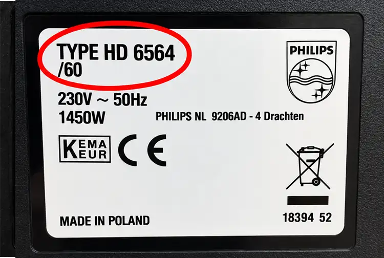 Typeplaatje aan de onderkant van een Philips Senseo met het typenummer