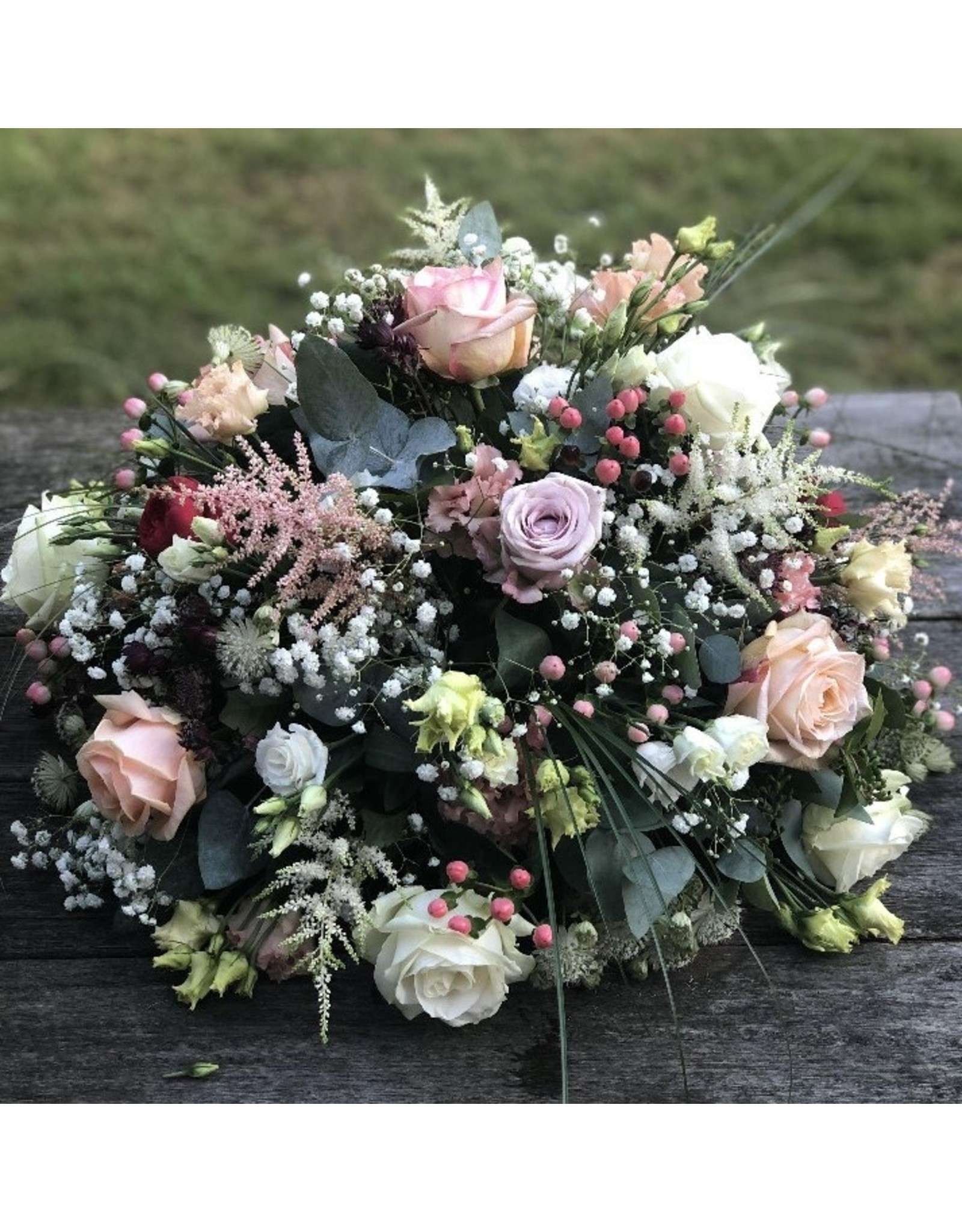 rond rouwstuk uitgewerkt met  fijne bloemen in kleur naar keuze