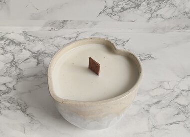 Troostkopje met kaars in aardetint