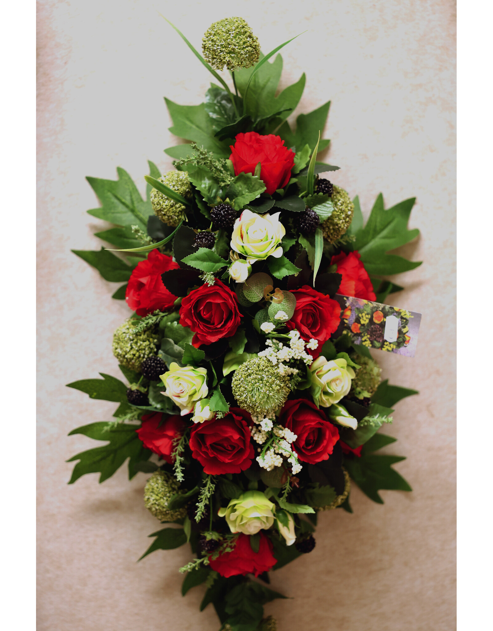 Zijden bloemstuk rood 50 euro