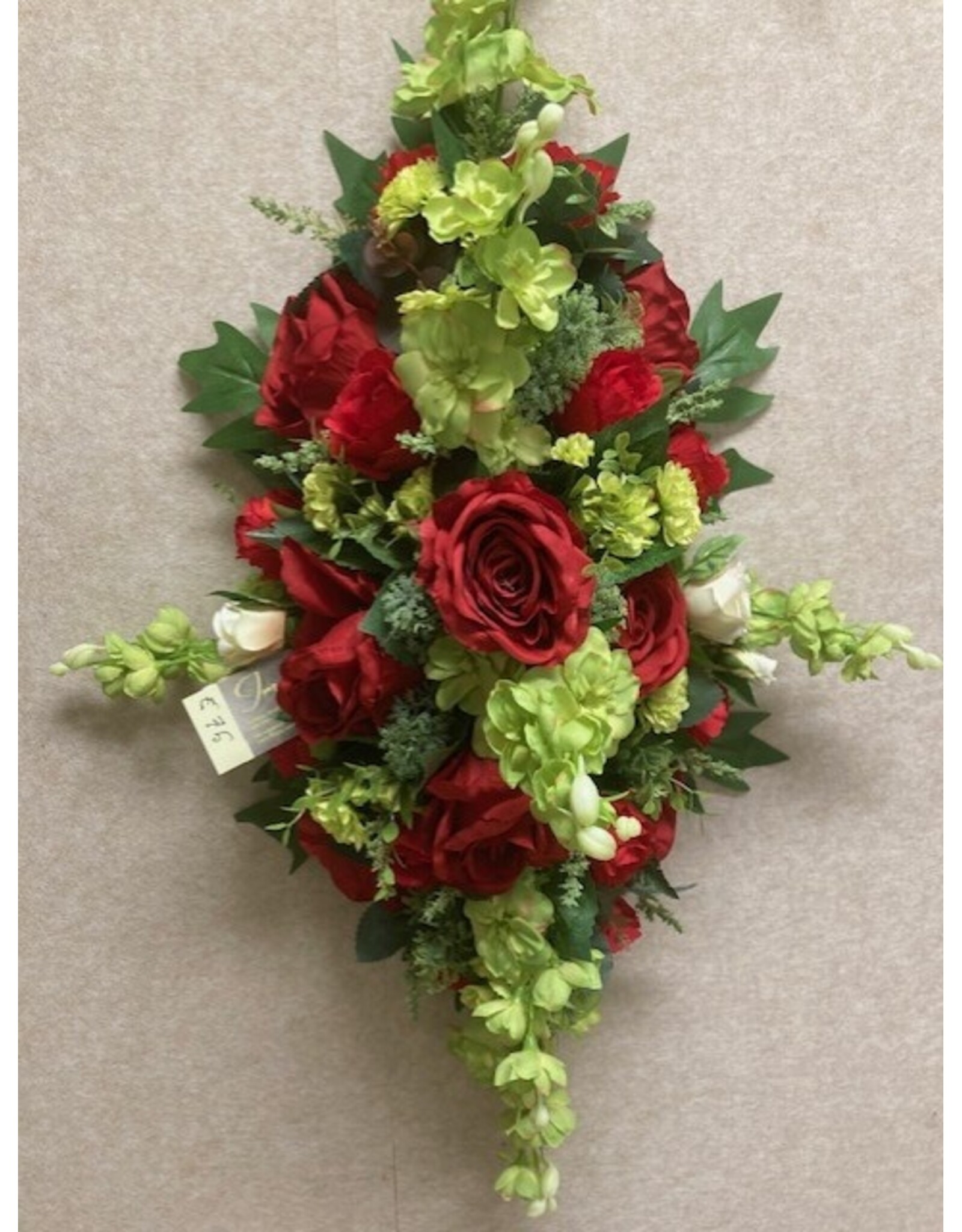 Zijden bloemstuk rood 75 euro