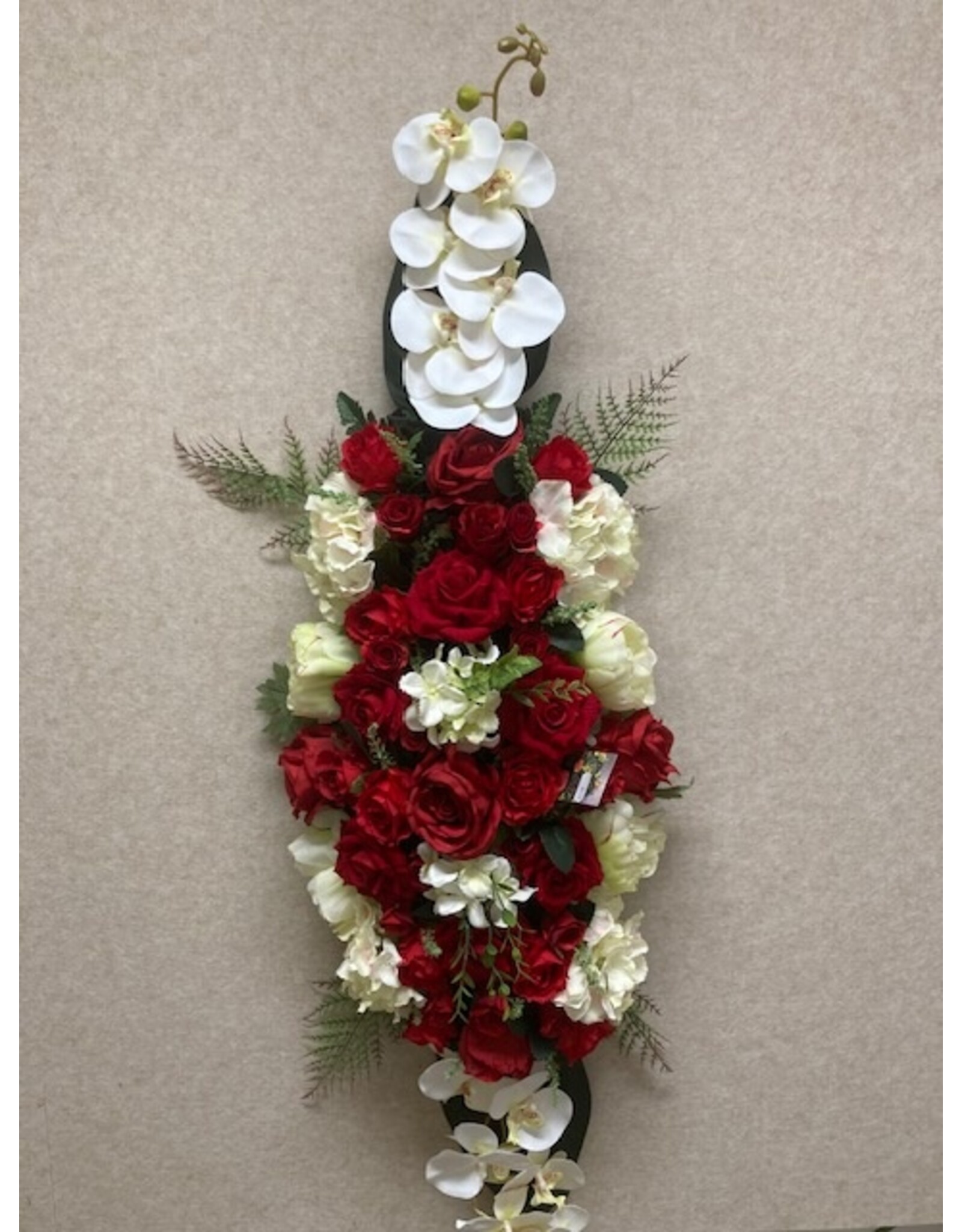 Zijden bloemstuk rood 100 euro