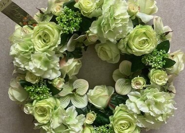 Zijden bloemstuk wit