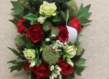 Zijden bloemstuk rood