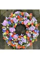 rouwkrans volledig uitgewerkt met veel bloemen in kleur naar keuze