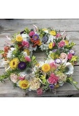 rouwkrans volledig uitgewerkt met veel bloemen in kleur naar keuze