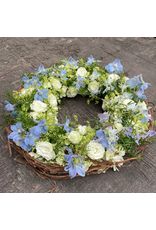 rouwkrans uitgewerkt met roosjes en velbloemen in  beschikbare kleur