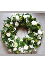 krans met fijn groen en fijne bloemen in kleur naar keuze