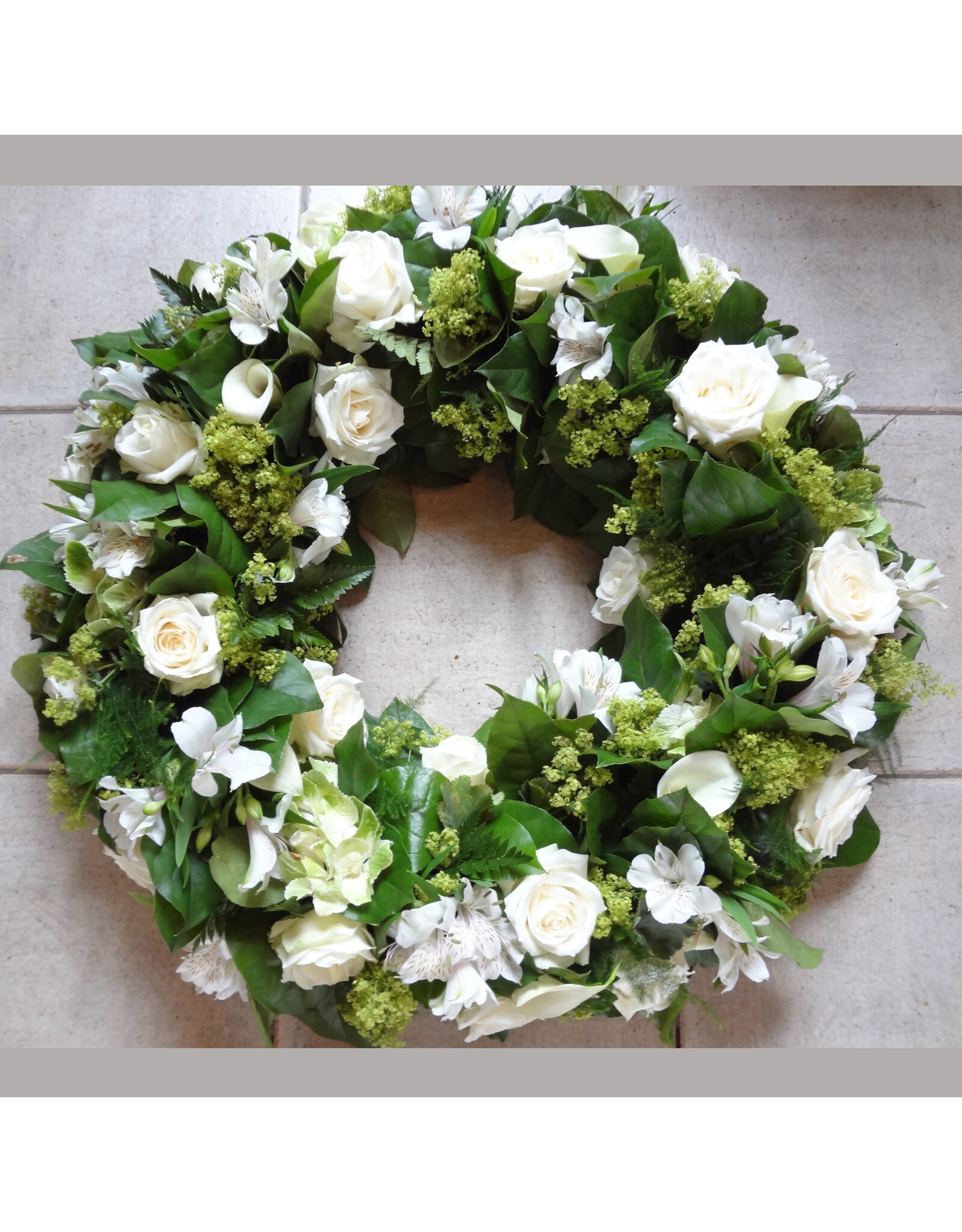 krans met fijn groen en fijne bloemen in kleur naar keuze