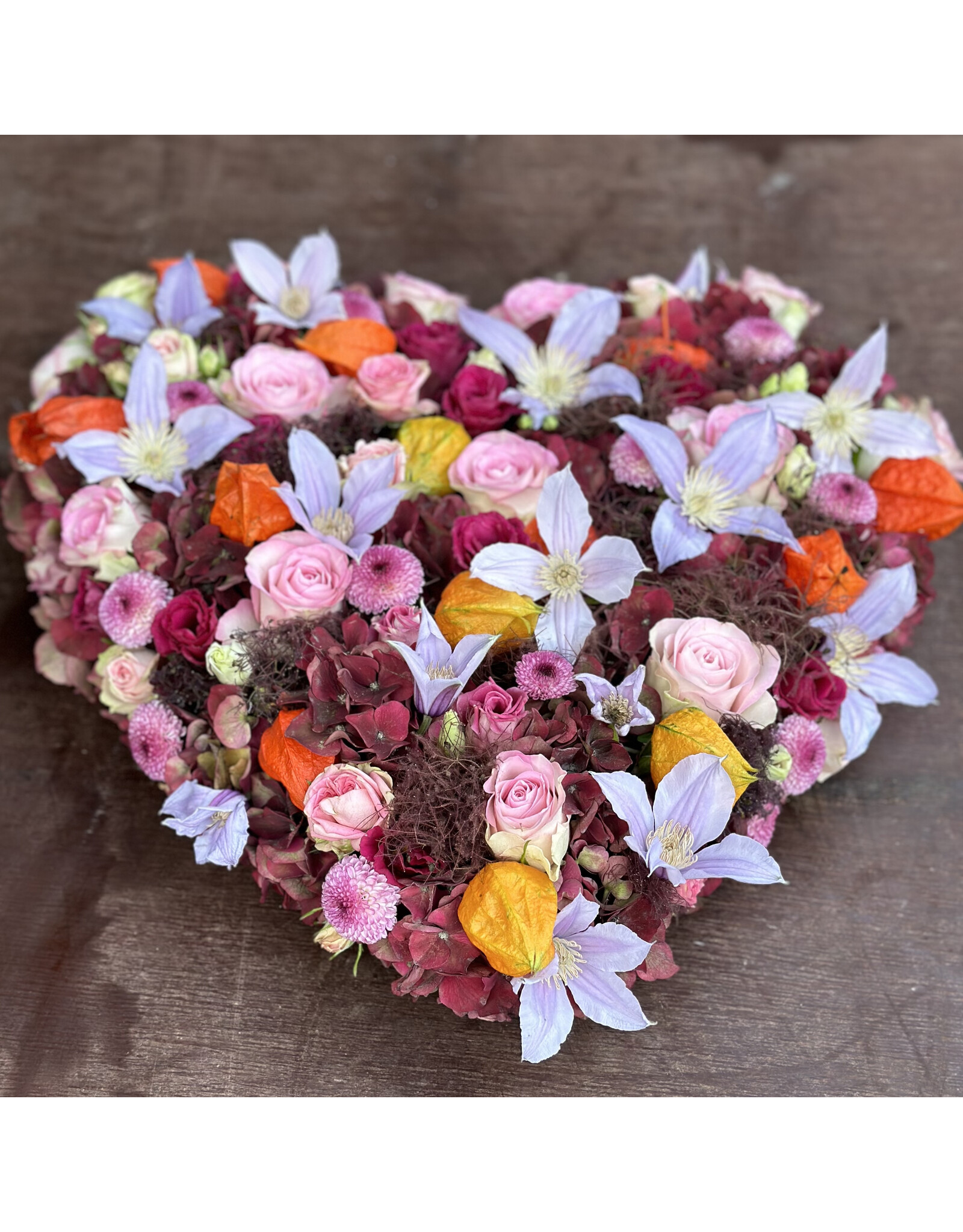 Groot hart met veel seizoensbloemen