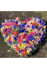 Groot hart met veel frisse seizoensbloemen